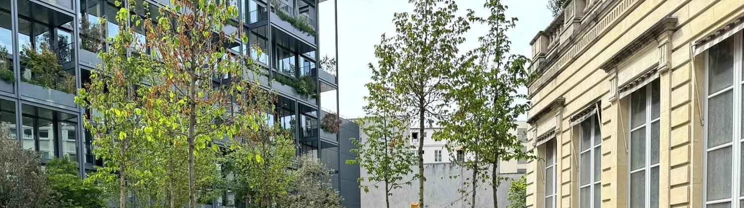 La cour du siège social AXA, entre l'immeuble de bureaux et l'hôtel particulier classé