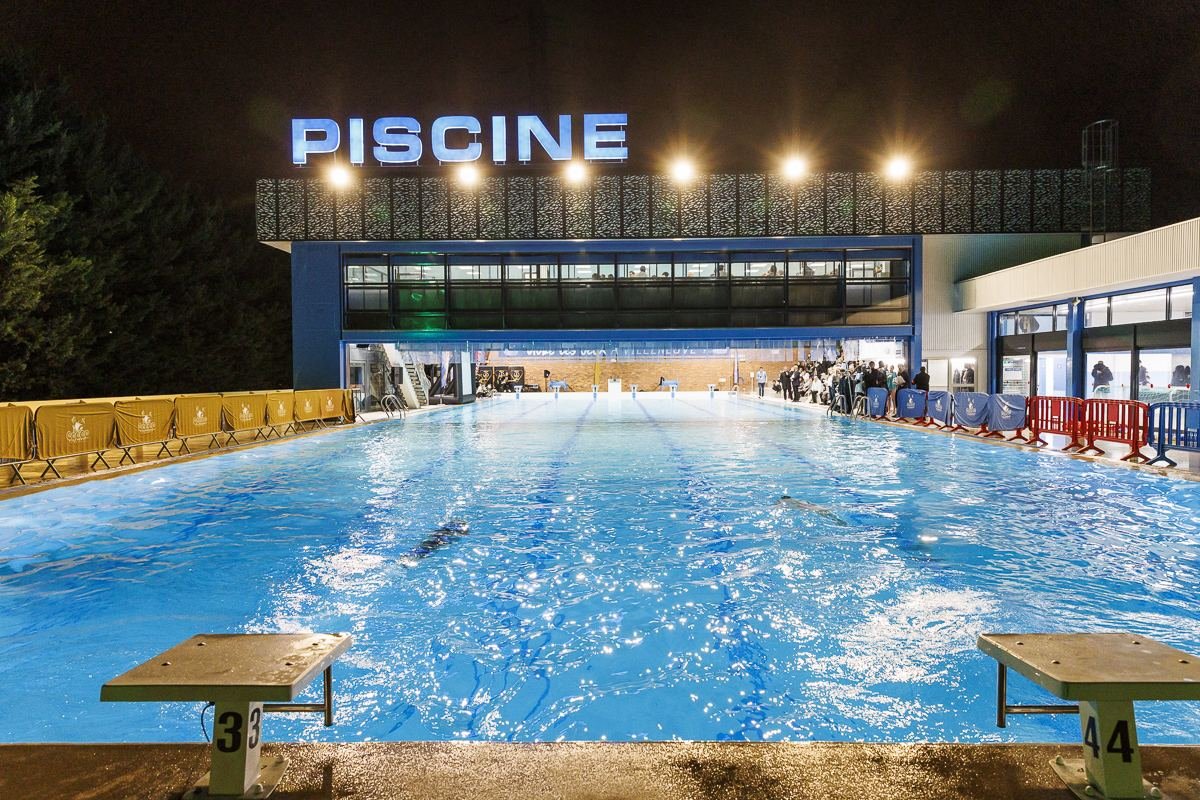 Piscine Alice Milliat de Villeneuve-la-Garenne éclairée de nuit