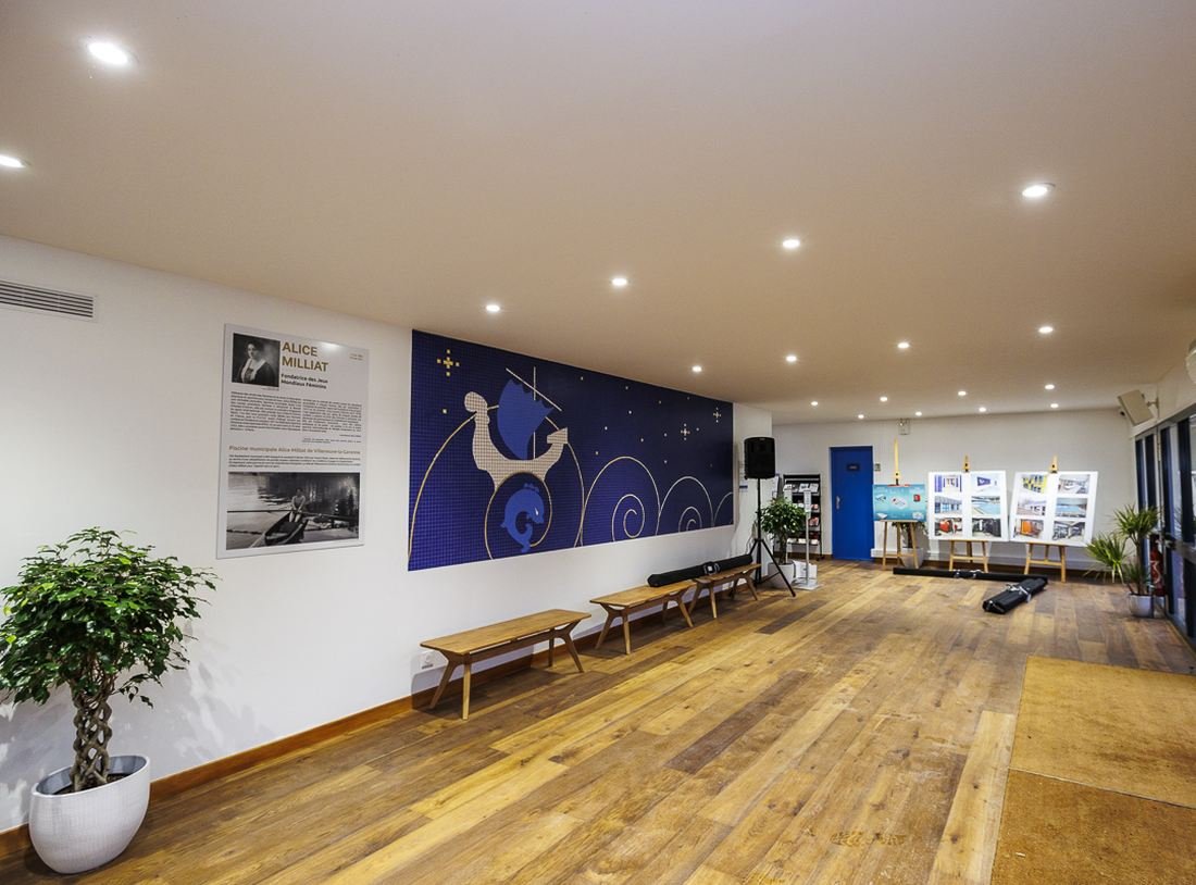 Hall d'accueil d'un équipement public livré, éclairage encastré