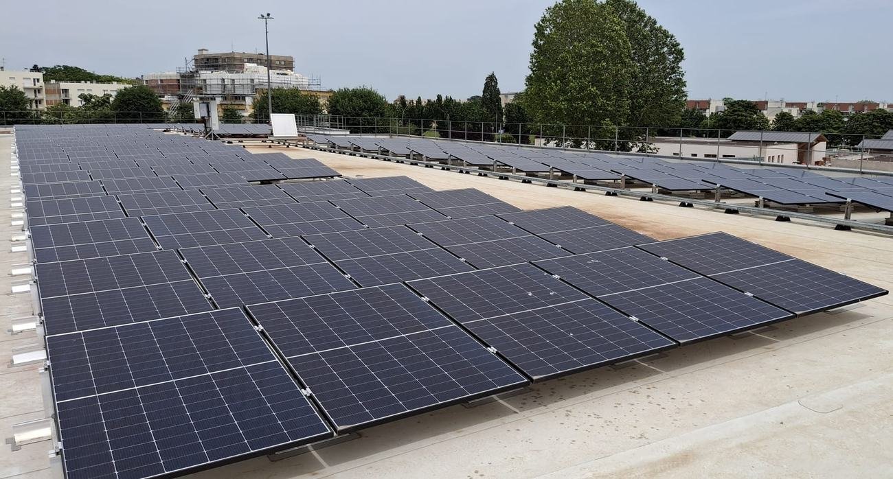 Panneaux solaires installés sur une toiture